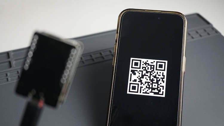 ESP32-CAM наведена на QR-код при тестировании