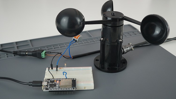 Собранная на макетной плате схема ESP32 с анемометром
