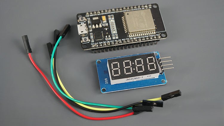 Детали для часов: ESP32, TM1637, провода