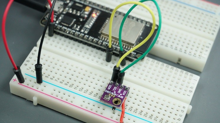 Плата ESP32, подключённая к датчику BME280