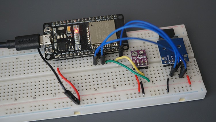 Собранная схема на макетной плате: ESP32, BME280 и модуль microSD