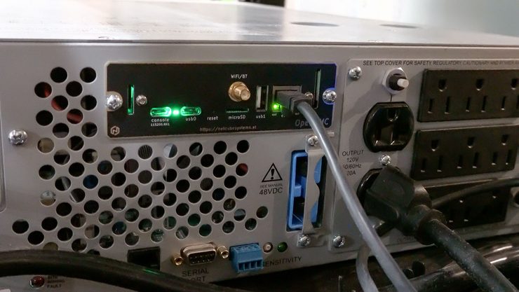 Карта OpenNMC, установленная в ИБП APC