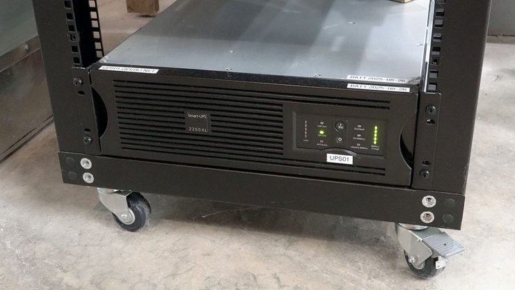 ИБП APC Smart-UPS 2200 XL в стойке