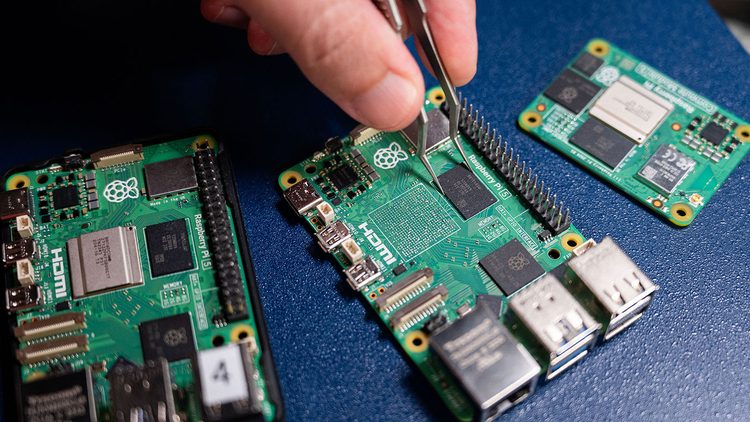 Чип памяти LPDDR4X с платы Raspberry Pi 5 в пинцете