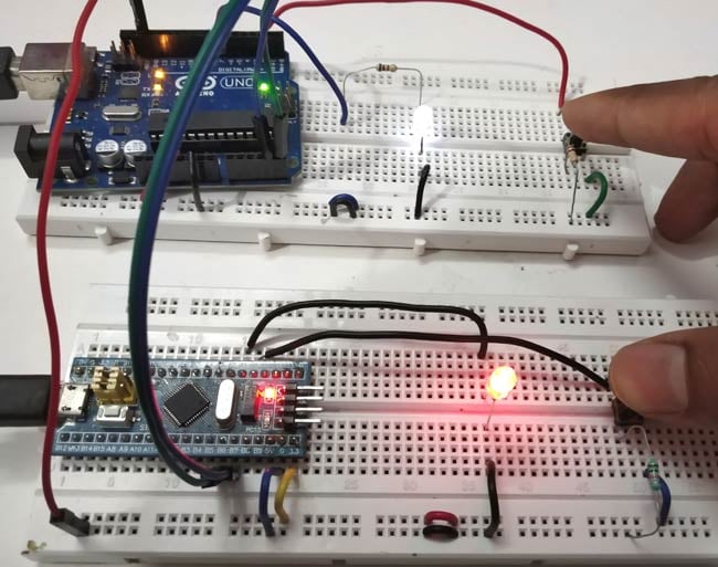Проверка I2C-связи: обе кнопки нажаты, оба светодиода горят