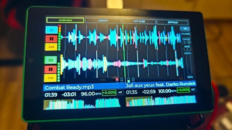 Сенсорный экран DJ-системы Pajoniiir с двумя деками и волновыми формами треков